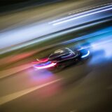 Ein Auto befährt eine Straße in der Nacht.