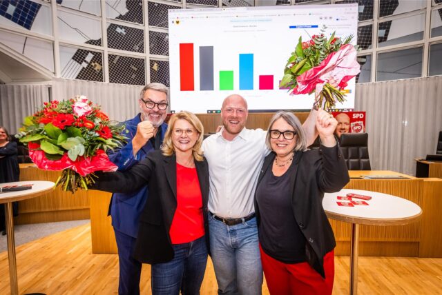 OB Thomas Westphal, die Bundestagsabgeordneten Sabine Poschmann und Jens Peick und die Landtagsabgeordnete Anja Butschkau feiern die Ergebnisse der Bundestagswahl in Dortmund-