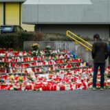 Zwei Schüler stehen vor dem Kerzenmeer, das nach dem Germanwings-Absturz vor dem Joseph-König-Gymnasium in Haltern entstand.