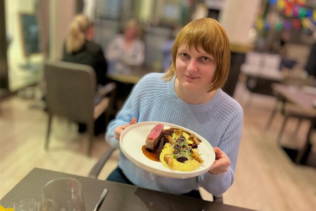 Reporterin Sophia Varga mit dem Hauptgang vom Menükarussell im Restaurant Haus Phönixsee in Dortmund.