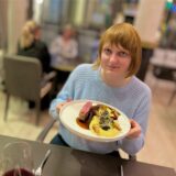 Reporterin Sophia Varga mit dem Hauptgang vom Menükarussell im Restaurant Haus Phönixsee in Dortmund.