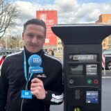 Unser Reporter Tim Hübbertz lehnt an eine Parkuhr in Dortmund.