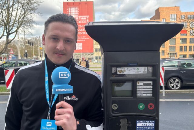 Unser Reporter Tim Hübbertz lehnt an eine Parkuhr in Dortmund.