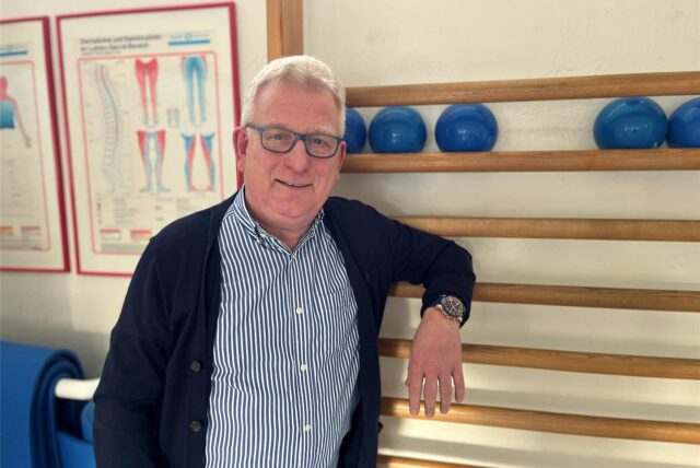 Dietmar Schilling steht vor einer Sprossenwand.