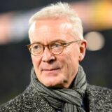 BVB-Finanzgeschäftsführer Thomas Treß schaut aufs Spielfeld.