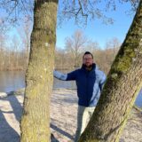 Steffen Eich steht zwischen zwei Bäumen am Pilina Beach im Revierpark Wischlingen.
