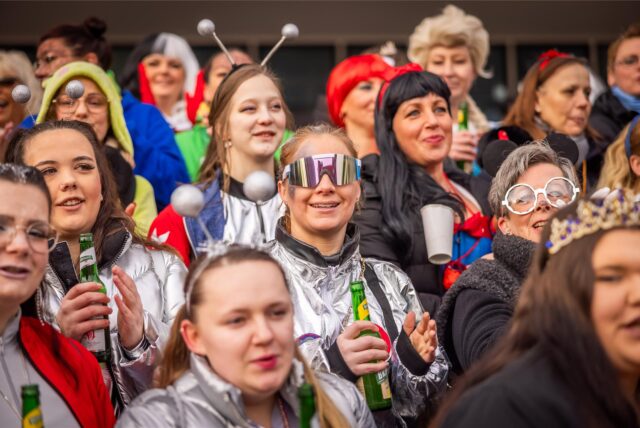 Viele verkleidete Frauen an Weiberfastnacht 2024 in Dortmund.