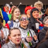 Viele verkleidete Frauen an Weiberfastnacht 2024 in Dortmund.