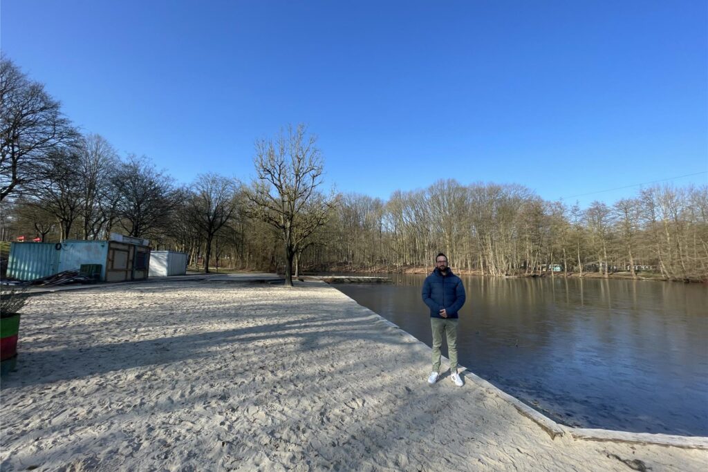 Pächter Steffen Eich steht an den Wischlinger Teichen im Revierpark Wischlingen.
