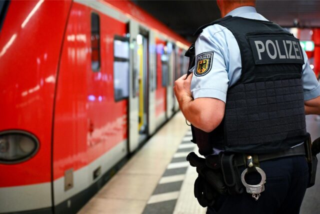 Ein Bundespolizist steht vor Zug. Auch dort gilt das temporär verschärfte Waffenverbot in der Vorweihnachtszeit.