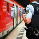 Ein Bundespolizist steht vor Zug. Auch dort gilt das temporär verschärfte Waffenverbot in der Vorweihnachtszeit.