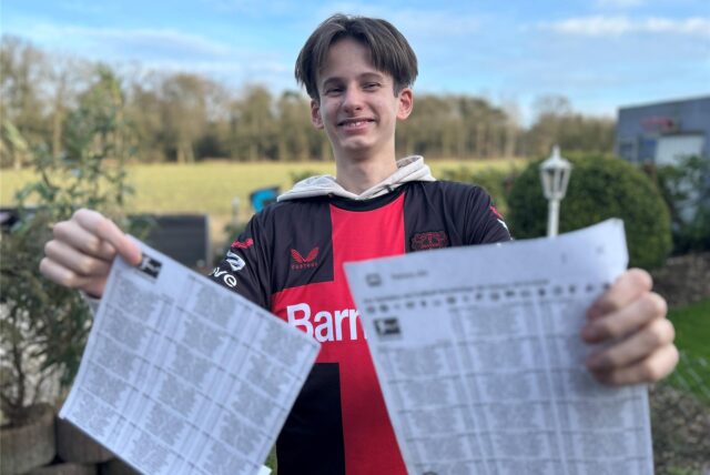 Raffael Winkel hält zwei Bundesliga-Spielpläne in der Hand. Darin sind auch die Ergebnisse aller Partien eingetragen.