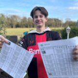 Raffael Winkel hält zwei Bundesliga-Spielpläne in der Hand. Darin sind auch die Ergebnisse aller Partien eingetragen.