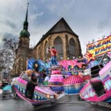 Menschen auf einem Karussell in Dortmund