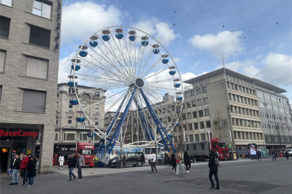 Ein Riesenrad auf dem Platz von Leeds in Dortmund.