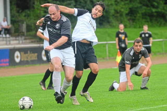 Sieger im Kreispokal: Marcel Tost (l.) und die Alten Herren von Borussia Ahsen.