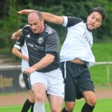 Sieger im Kreispokal: Marcel Tost (l.) und die Alten Herren von Borussia Ahsen.