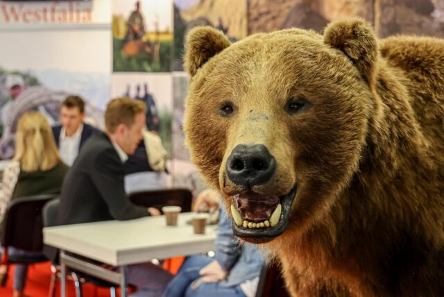 Auf der Messe „Jagd & Hund“ in Dortmund steht am Stand eines Reiseanbieters ein ausgestopfter Bär.