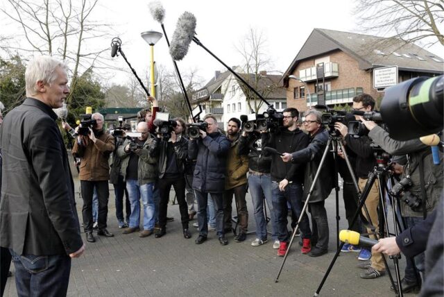 Der Halterner Schulleiter Ulrich Wessel nach dem Bekanntwerden des Absturzes des Germanwings-Flugzeugs in den französischen Alpen vor den wartenden Journalisten am Joseph-König Gymnasium am 24. März 2015.