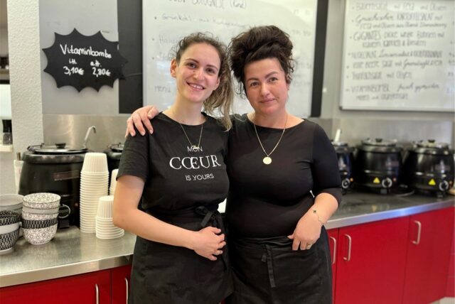 Antea Tsaousai (links) und Luida Cumani stehen im Dortmunder Imbiss-Restaurant George stay & eat hinter der Theke.