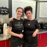 Antea Tsaousai (links) und Luida Cumani stehen im Dortmunder Imbiss-Restaurant George stay & eat hinter der Theke.