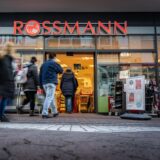 Passanten gehen in einer Fußgängerzone an einer Rossmann-Filiale vorbei.