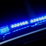 Ein leuchtendes Blaulicht auf einem Einsatzfahrzeug