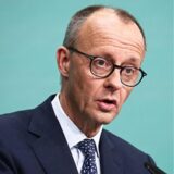 Montage: Teilnehmer einer Demonstration zur Migrationspolitik unter dem Motto „Zusammen gegen rechts“ halten vor der CDU-Zentrale ein Plakat mit der Aufschrift „Wir sind die Brandmauer!“ (l.); Friedrich Merz, CDU-Bundesvorsitzender und CDU/CSU-Fraktionsvorsitzender im Bundestag, spricht während einer Pressekonferenz (r.)