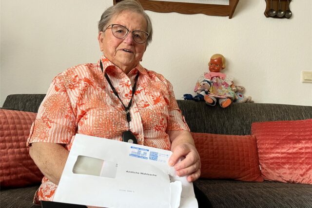 Margret Vürböck aus Marl hält ihre zu spät eingetroffenen Briefwahlunterlagen in den Händen.