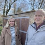 Sabine Schürmann und Josef Feld stehen vor einer Urnenwand auf dem katholischen Friedhof in Lütgendortmund.