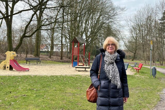 Anwohnerin Barbara Knebel vor dem Klimaspielplatz im Volkspark
