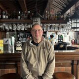 Gastronom Ralf Teubner sitzt vor der Theke in „Murphy’s Pub & Grill“ in Recklinghausen.