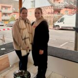 Chantal (l.) und Laura Szeffs vom Betreuungsdienst Sandra Becker-Szeffs an der Asselburger Straße in Dortmund stehen vor dem zerstörten Schaufenster.