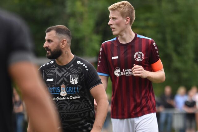 Janis Lenfert steht in einem Spiel mit der Kapitänsbinde auf dem Feld