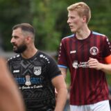 Janis Lenfert steht in einem Spiel mit der Kapitänsbinde auf dem Feld