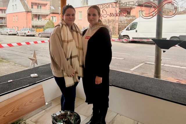Chantal (l.) und Laura Szeffs vom Betreuungsdienst Sandra Becker-Szeffs an der Asselburger Straße in Dortmund stehen vor dem zerstörten Schaufenster.