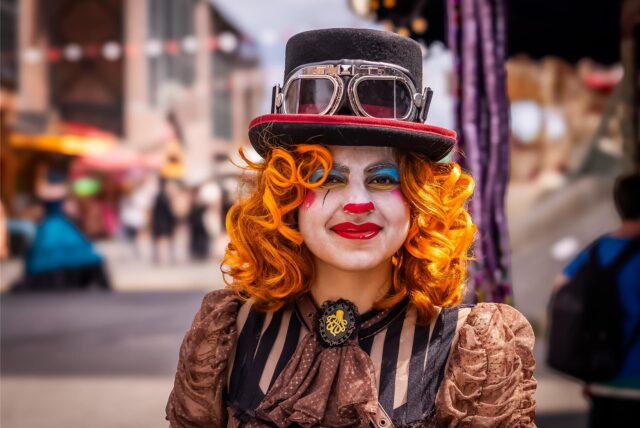 Diese im Steampunk-Look gekleidete Frau hat Pfingsten 2024 das Festival „Once upon a time“ auf der Zeche Zollern in Dortmund-Bövinghausen besucht.