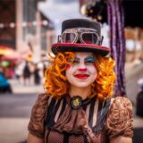 Diese im Steampunk-Look gekleidete Frau hat Pfingsten 2024 das Festival „Once upon a time“ auf der Zeche Zollern in Dortmund-Bövinghausen besucht.