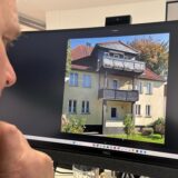 Szene einer Zwangsversteigerung: Ein Mann in Anzug steht mit einem Holzhammer in der Hand hinter einem Pult. Rechts neben ihm sitzt eine Frau vor einem aufgeklappten Laptop. In Recklinghausen finden Zwangsversteigerungen im Amtsgericht an der Reitzensteinstraße statt. (Symbolbild)