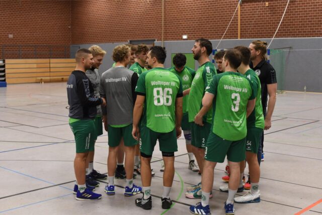 Die Handballer des Waltroper HV bei einer Auszeit.