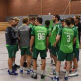 Die Handballer des Waltroper HV bei einer Auszeit.