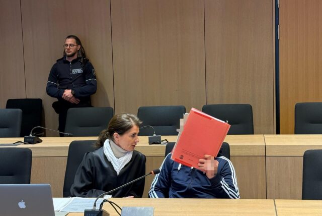 Der Angeklagte aus Lünen (vorne rechts) neben seiner Verteidigerin Ina Klimpke kurz vor Prozessbeginn am 26. Februar am Bochumer Schwurgericht.