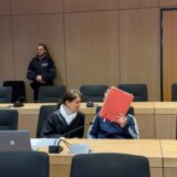 Der Angeklagte aus Lünen (vorne rechts) neben seiner Verteidigerin Ina Klimpke kurz vor Prozessbeginn am 26. Februar am Bochumer Schwurgericht.