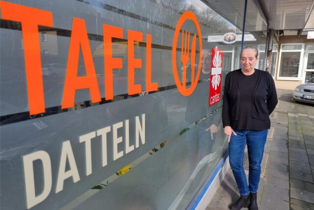 Eine Frau steht am Schaufenster der Tafel in Datteln.