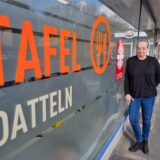 Eine Frau steht am Schaufenster der Tafel in Datteln.