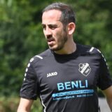 Bilal Kuzucu steht im Trikot auf dem Fußballplatz