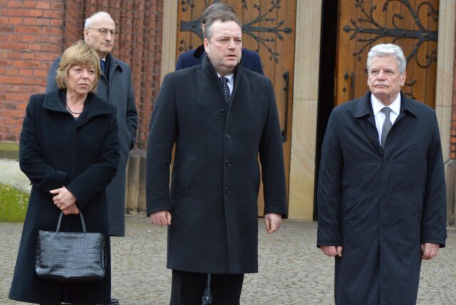 Mit trauernden Mienen zeigen sich Daniela Schadt, der damalige Halterner Bürgermeister Bodo Klimpel und der damalige Bundespräsident Joachim Gauck vor der Sixtus-Kirche..