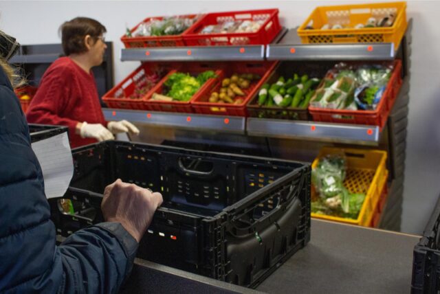 Im Bereich der Lebensmittelausgabe erhalten die Kunden der Tafel unter anderem Gemüse und Obst.