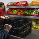 Im Bereich der Lebensmittelausgabe erhalten die Kunden der Tafel unter anderem Gemüse und Obst.