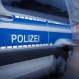 Ein Fahrzeug der Polizei steht auf einer Straße.